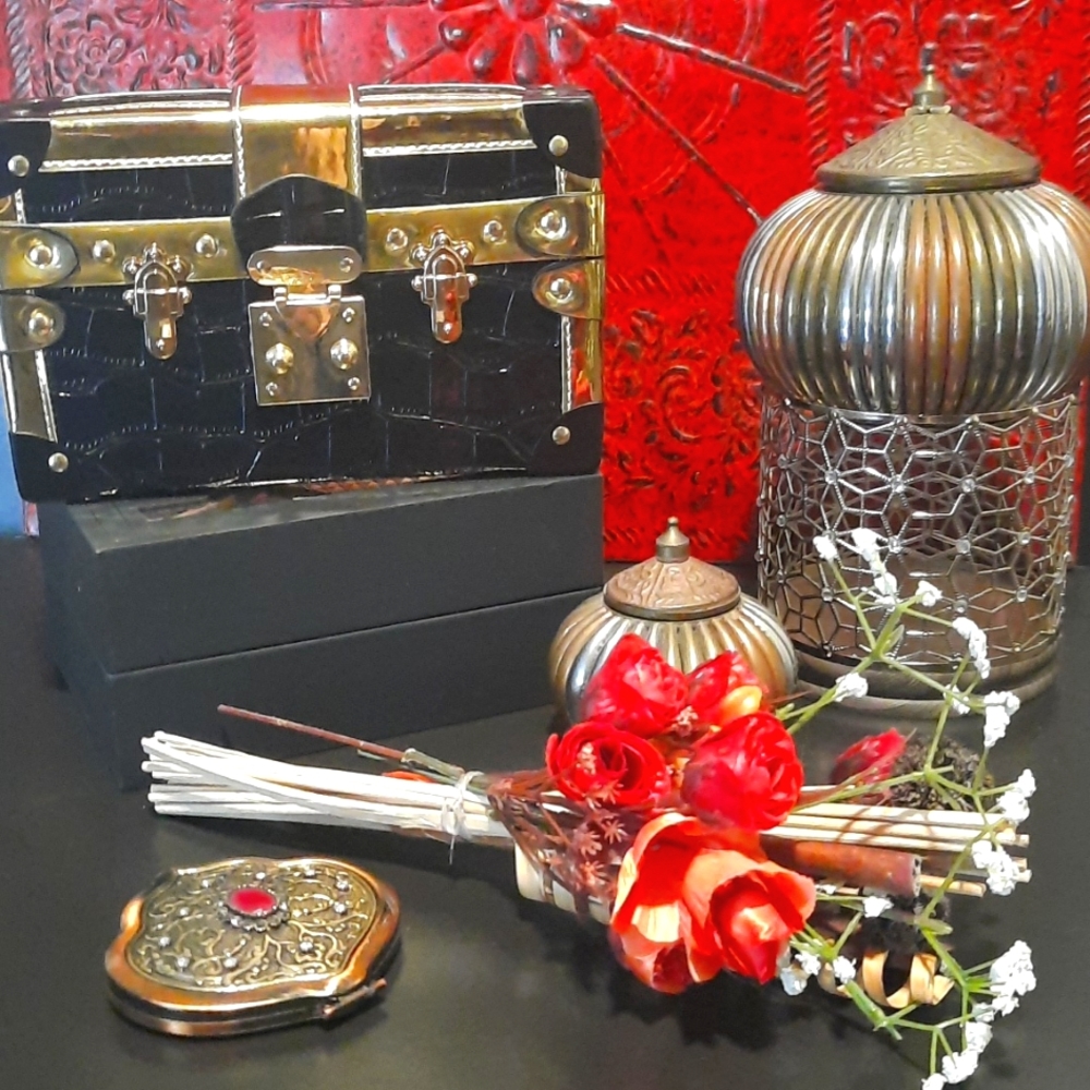 Jahani Gold/Black Box Purse ❤️